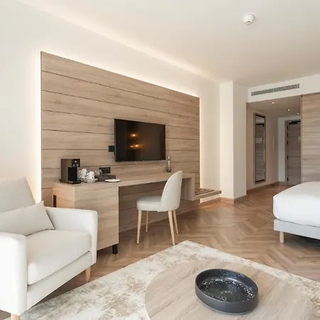 Attica21 4 Superior Отель