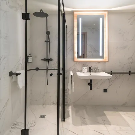 Attica21 4 Superior Отель